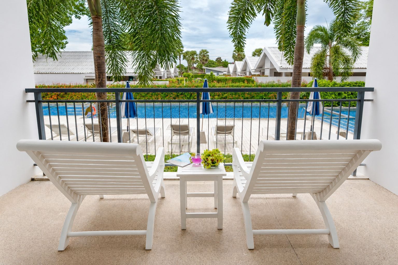 Deluxe Pool View, photo 4 of 5